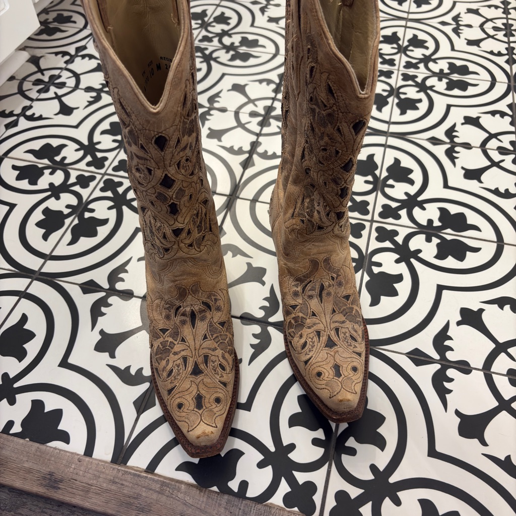 Corral Tan Heeled Boots With Cutout Black Design. Beautiful Boots!